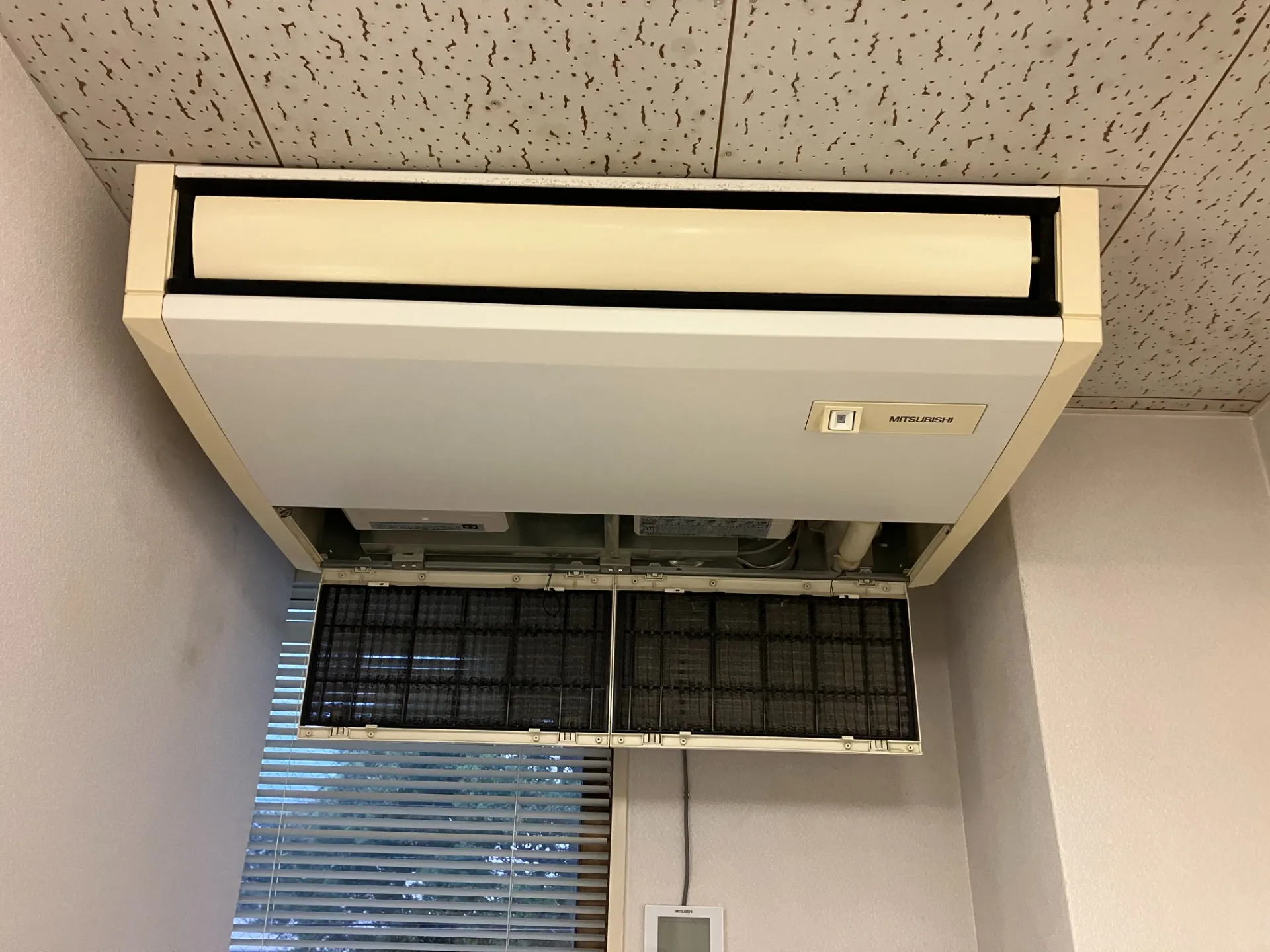 浦安市で天吊りエアコンクリーニング